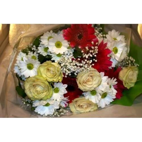 Bouquet primavera con fiori di stagione. Bouquet primavera con fiori di stagione.